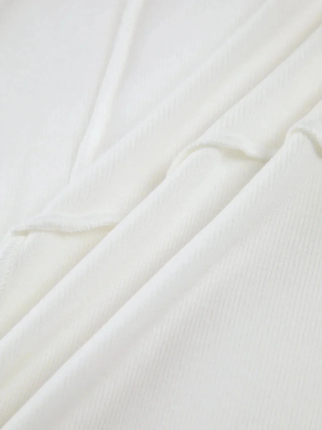 Haut à manches longues femme en blanc, avec coutures détaillées et coupe moderne pour un usage quotidien.