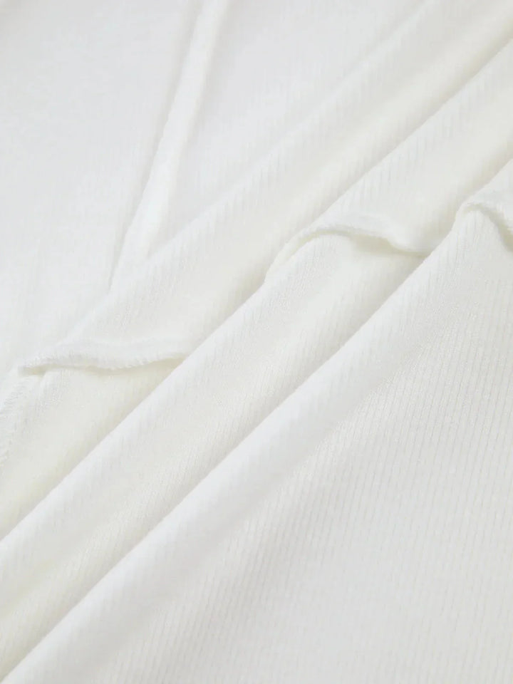 Haut à manches longues femme en blanc, avec coutures détaillées et coupe moderne pour un usage quotidien.