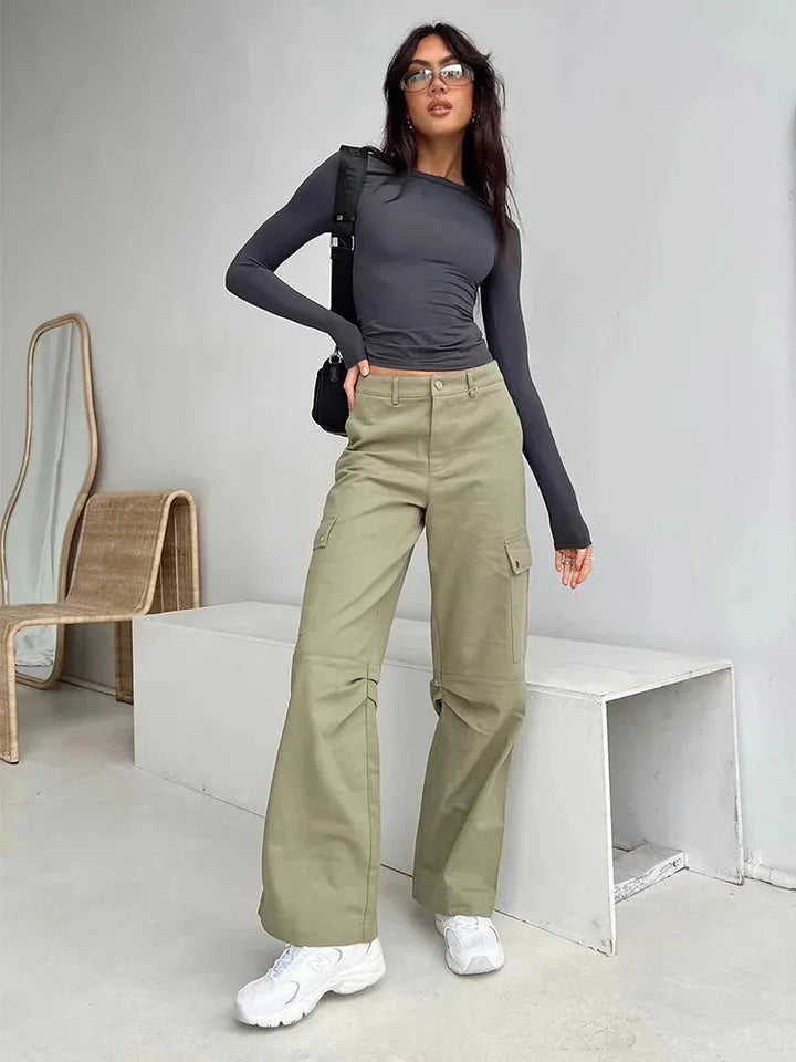 Haut slim femme kaki, manches longues, en matière extensible, coupe ajustée avec des détails simples.