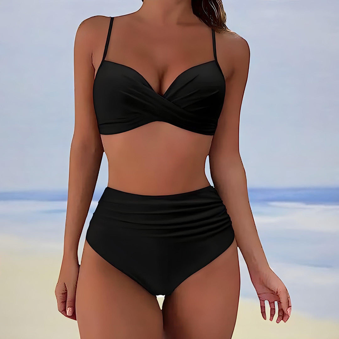 Costume da bagno donna nero a due pezzi, top con spalline sottili e slip a vita alta, moda mare estate, abbigliamento spiaggia elegante.