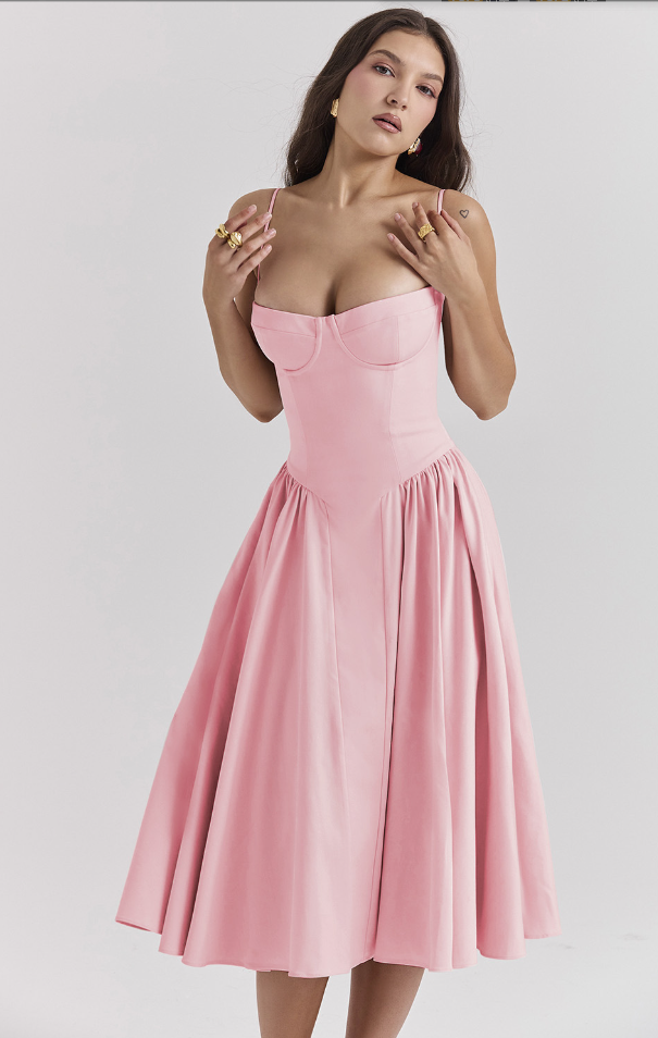 Donna in abito rosa elegante, scollatura a cuore, gonna ampia. Moda femminile, abbigliamento da sera, stile sofisticato.