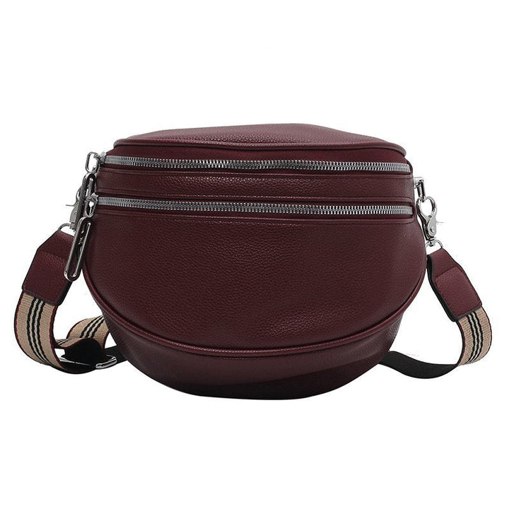 Borsa a tracolla in pelle marrone bordeaux con doppia cerniera e tracolla regolabile a righe. Accessorio moda elegante e pratico.