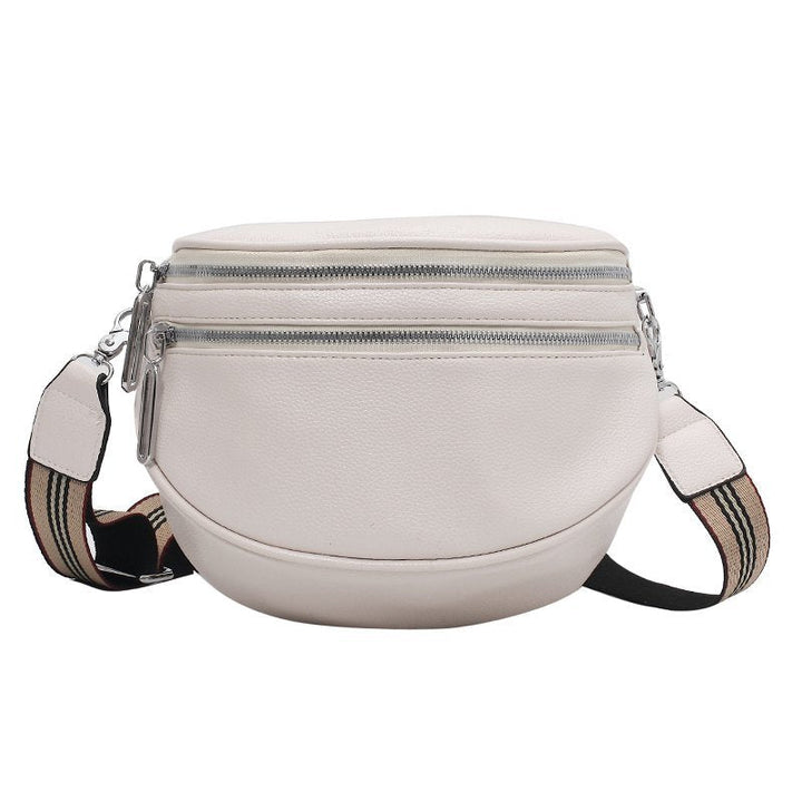 Marsupio bianco in pelle con doppia cerniera e tracolla regolabile a righe. Accessorio moda donna, pratico e versatile per ogni occasione.