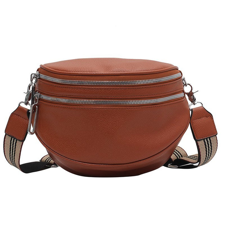 Marsupio in pelle marrone con doppia cerniera e tracolla regolabile a righe. Design elegante e pratico, ideale per moda e viaggi.