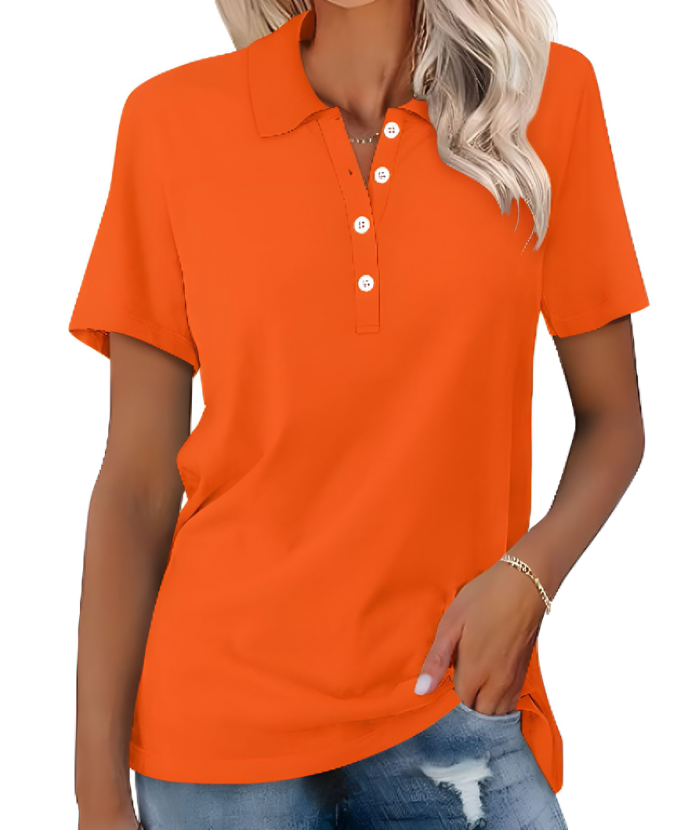 Maglietta polo arancione da donna, maniche corte, bottoni bianchi, abbinata a jeans strappati. Moda casual estiva, abbigliamento femminile trendy.