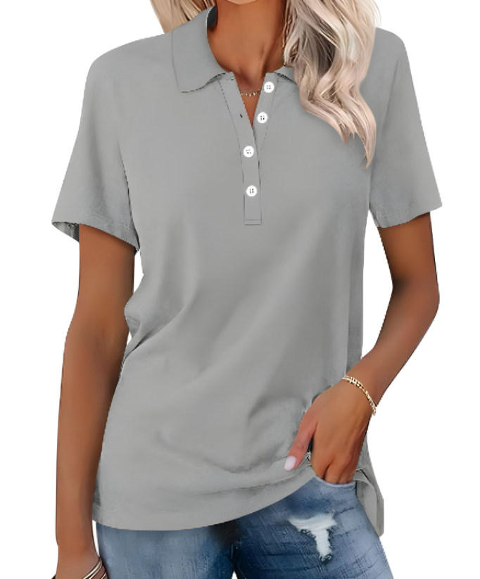 Donna con polo grigia a maniche corte, bottoni bianchi, abbinata a jeans strappati. Moda casual estiva, abbigliamento femminile trendy.