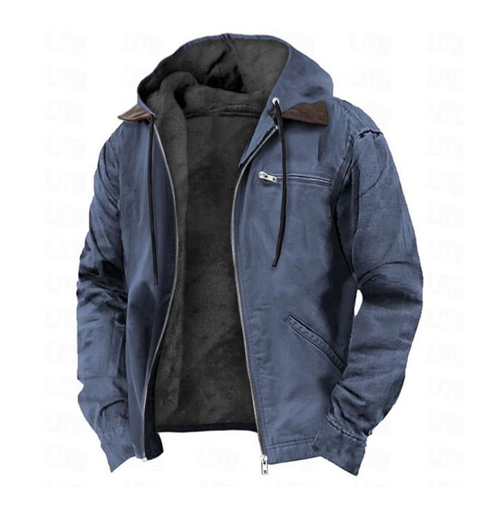 Giacca invernale uomo blu con cappuccio, zip frontale, tasca sul petto, interno foderato in pelliccia sintetica. Ideale per moda casual e outdoor.