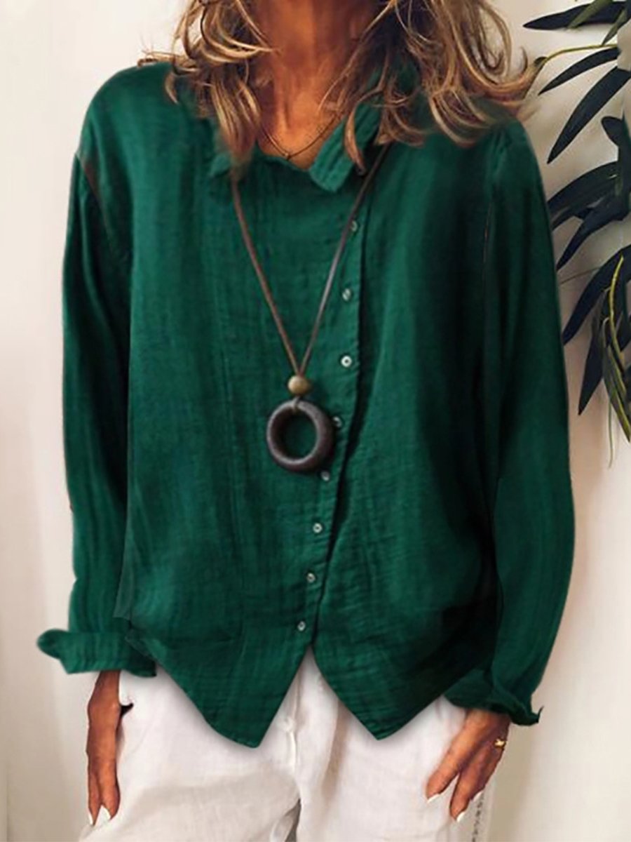Camicia verde donna in lino, maniche lunghe, abbinata a collana con ciondolo circolare. Moda casual elegante, perfetta per ogni stagione.