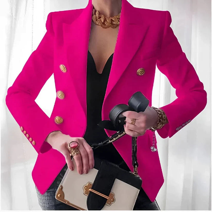 Giacca donna fucsia elegante con bottoni dorati, abbinata a top nero e collana oro. Moda femminile, stile sofisticato, accessori di lusso.