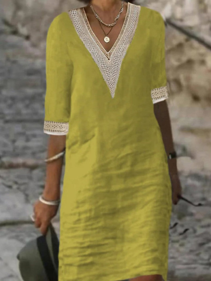 Abito estivo donna in lino verde oliva con scollo a V e dettagli in pizzo bianco, maniche a tre quarti, perfetto per look casual eleganti.