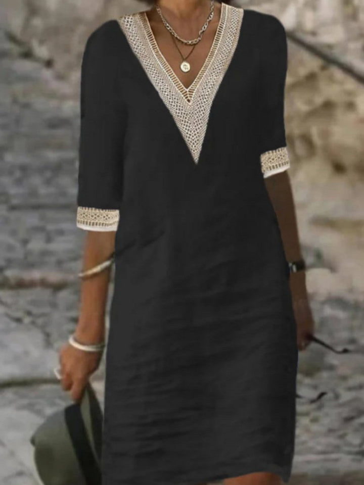 Abito nero donna con scollo a V in pizzo bianco, maniche a tre quarti, stile casual elegante, perfetto per moda estiva e serate informali.