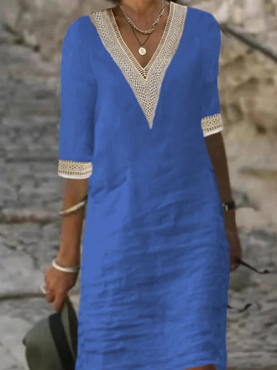 Abito estivo donna blu con scollo a V in pizzo, maniche a tre quarti, stile casual elegante, perfetto per spiaggia o passeggiate estive.