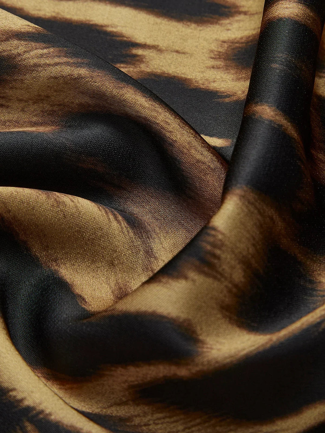 Jupe longue femme ajustée en tissu léger avec imprimé léopard, parfaite pour un look tendance et décontracté.
