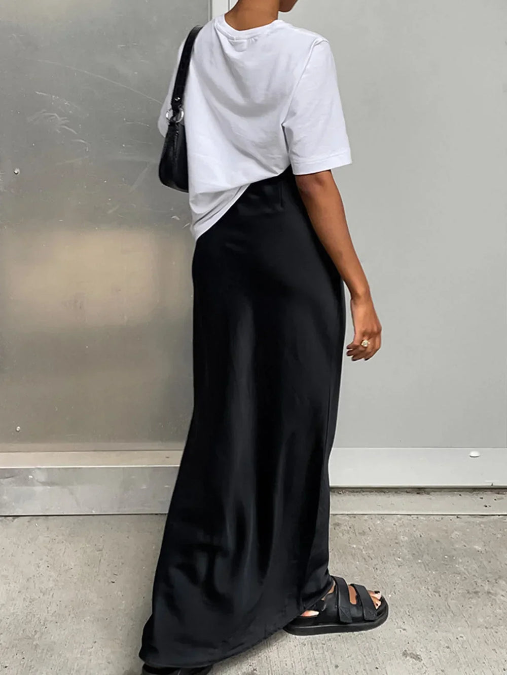 Jupe maxi femme fluide en satin, taille haute avec un design élégant et une chute légère, idéale pour un look décontracté.