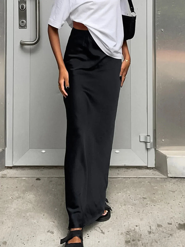 Jupe maxi femme fluide en satin, taille haute, avec un tombé léger et une coupe élégante pour un style décontracté.