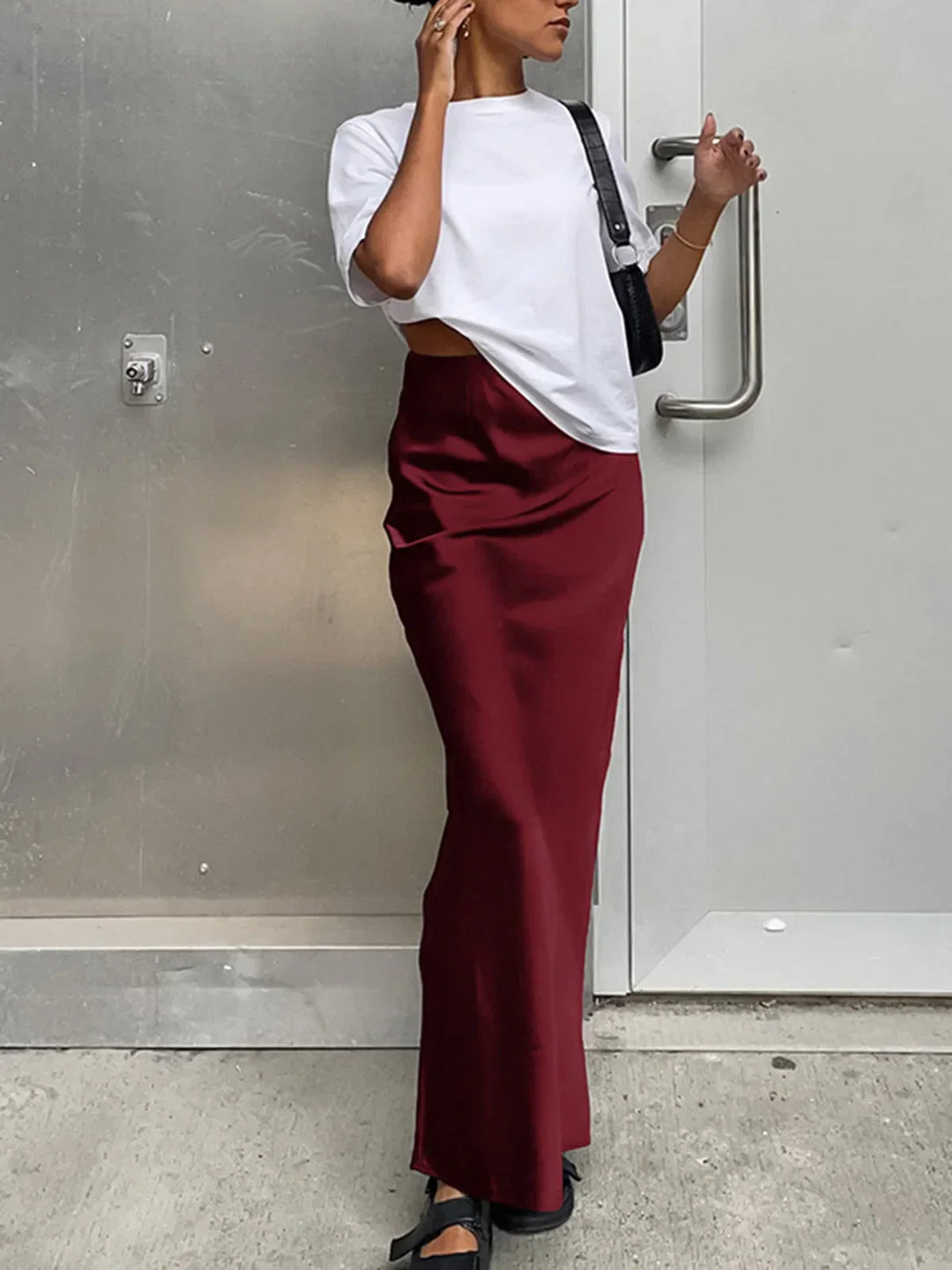 Jupe maxi femme en satin fluide bourgogne, taille haute, avec un mouvement léger et une coupe élégante.