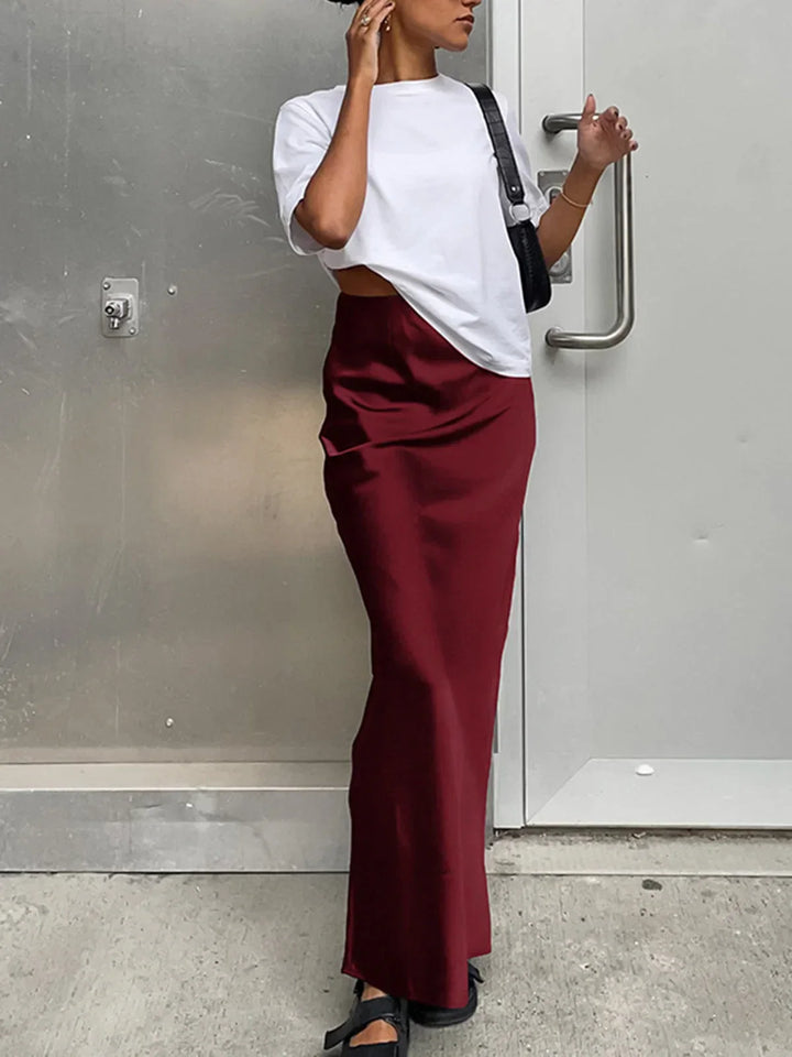 Jupe maxi femme en satin fluide bourgogne, taille haute, avec un mouvement léger et une coupe élégante.