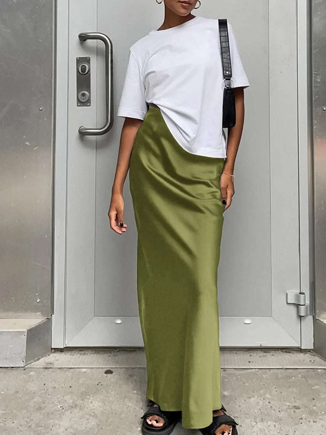 Jupe maxi femme fluide en satin vert, taille haute avec un design élégant et léger, idéale pour des occasions décontractées.