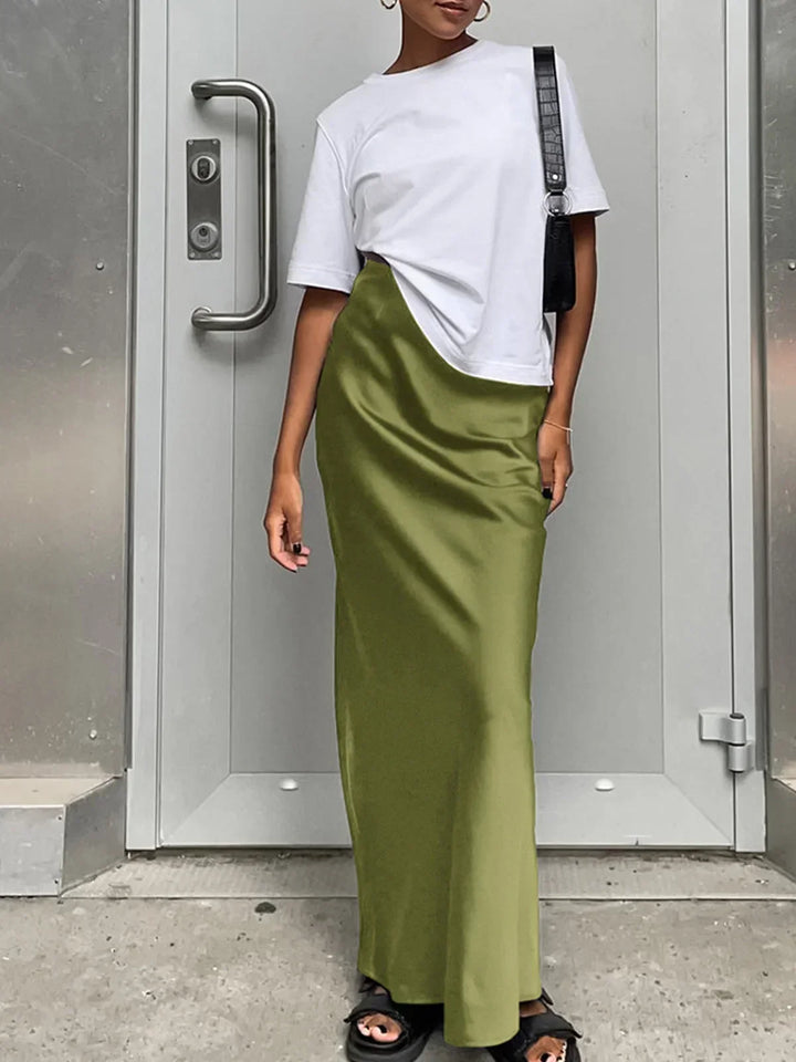Jupe maxi femme fluide en satin vert, taille haute avec un design élégant et léger, idéale pour des occasions décontractées.