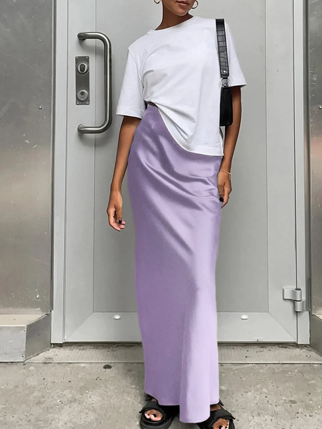 Jupe maxi femme en satin violet, fluide, taille haute, au design élégant avec une coupe qui flatte la silhouette.