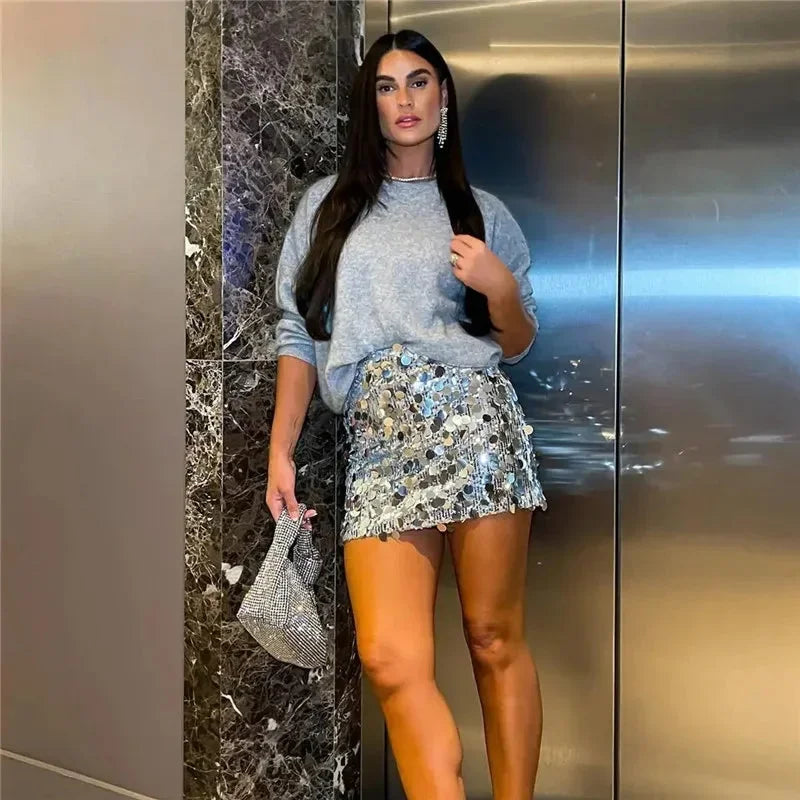 Jupe mini femme en sequins, coupe ajustée, avec un tissu brillant et un design élégant pour toutes les occasions.