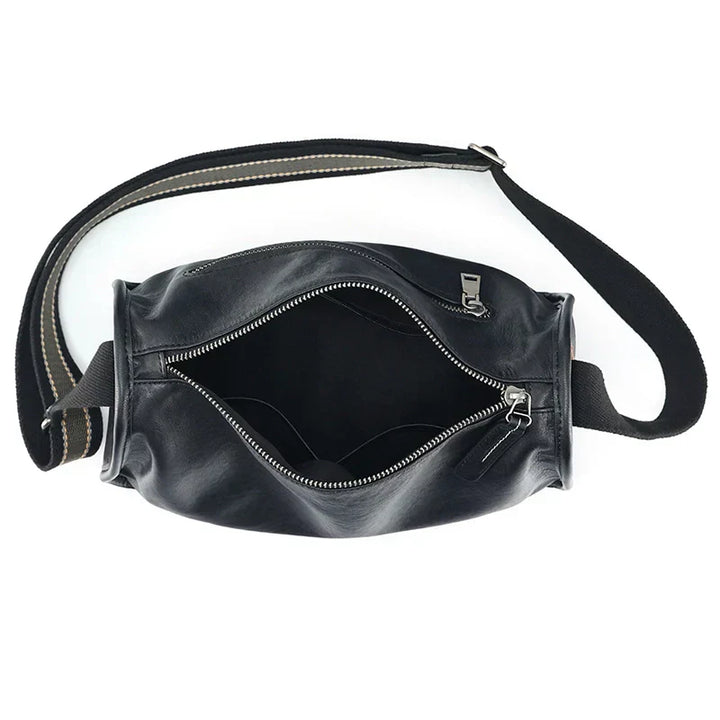 Marsupio in pelle nera con cerniera aperta, tracolla regolabile e dettagli metallici. Design elegante e pratico per uomo e donna.