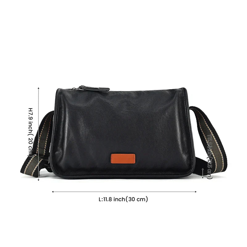 Borsa a tracolla in pelle nera, dimensioni 30x20 cm, con dettagli marroni e cinghia regolabile. Elegante e pratica per uso quotidiano.