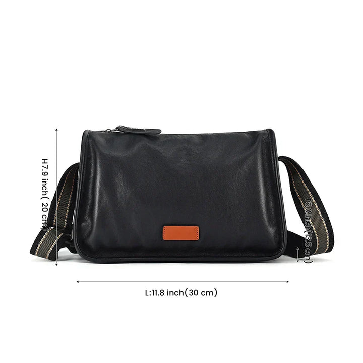 Borsa a tracolla in pelle nera, dimensioni 30x20 cm, con dettagli marroni e cinghia regolabile. Elegante e pratica per uso quotidiano.