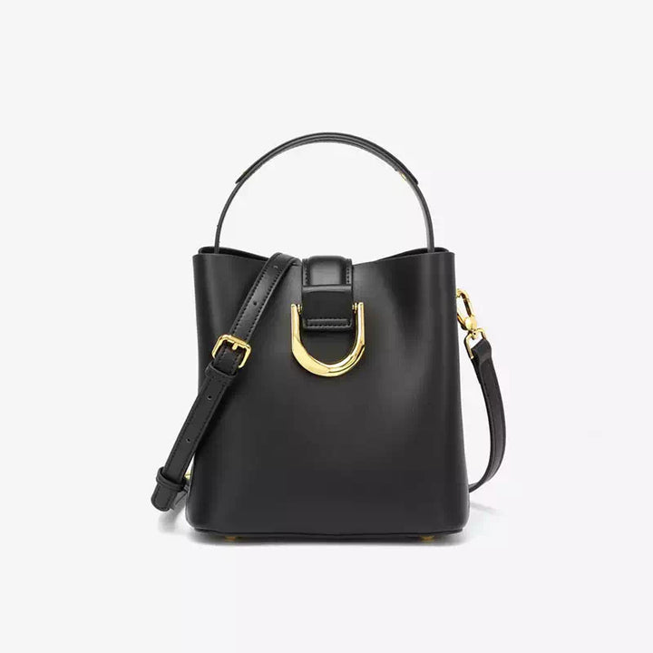 Borsa a secchiello nera in pelle con manico e tracolla regolabile, chiusura a fibbia dorata. Elegante accessorio moda donna.