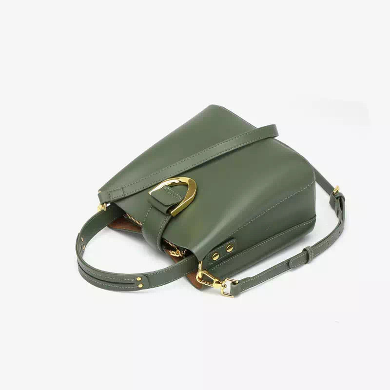 Borsa a tracolla verde oliva in pelle con fibbia dorata, design elegante e moderno, ideale per moda femminile e accessori di lusso.