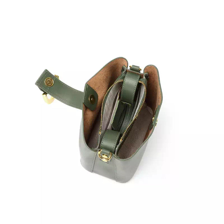 Borsa a tracolla verde in pelle con chiusura a zip dorata, design compatto e interno foderato. Accessorio moda elegante e funzionale per donna.