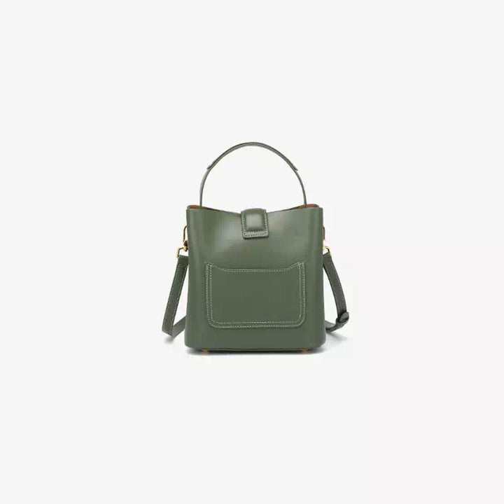 Borsa a tracolla verde oliva in pelle, design elegante e minimalista, con manico superiore e tasca frontale. Accessorio moda donna.