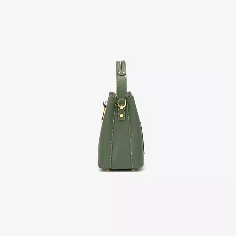 Borsa a mano verde oliva in pelle, vista laterale, con dettagli dorati e cuciture a contrasto. Elegante accessorio moda donna.