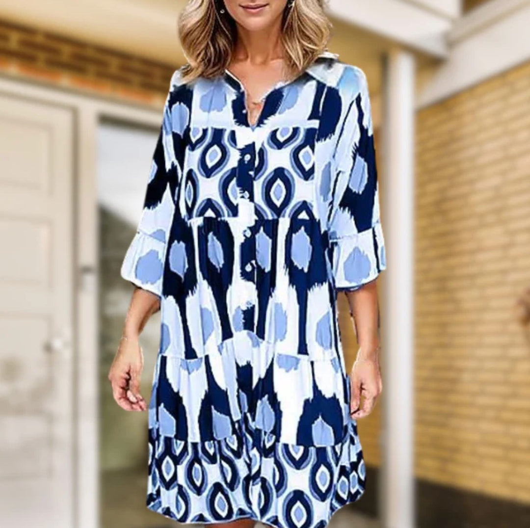 Abito estivo donna a maniche lunghe, fantasia geometrica blu e bianca, scollo a V, stile casual, perfetto per la moda estiva.
