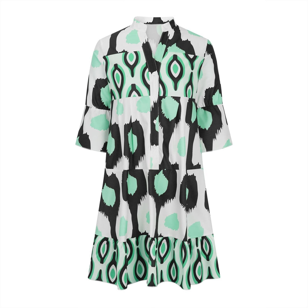 Abito corto donna con stampa geometrica verde, bianco e nero, maniche a tre quarti, scollo a V. Moda estiva, stile casual chic.