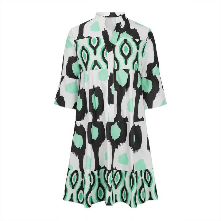 Abito corto donna con stampa geometrica verde, bianco e nero, maniche a tre quarti, scollo a V. Moda estiva, stile casual chic.