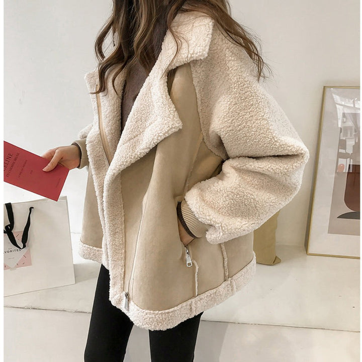 Giacca invernale donna in shearling beige, stile casual, con zip frontale. Perfetta per look autunnali e invernali. Moda femminile trendy.