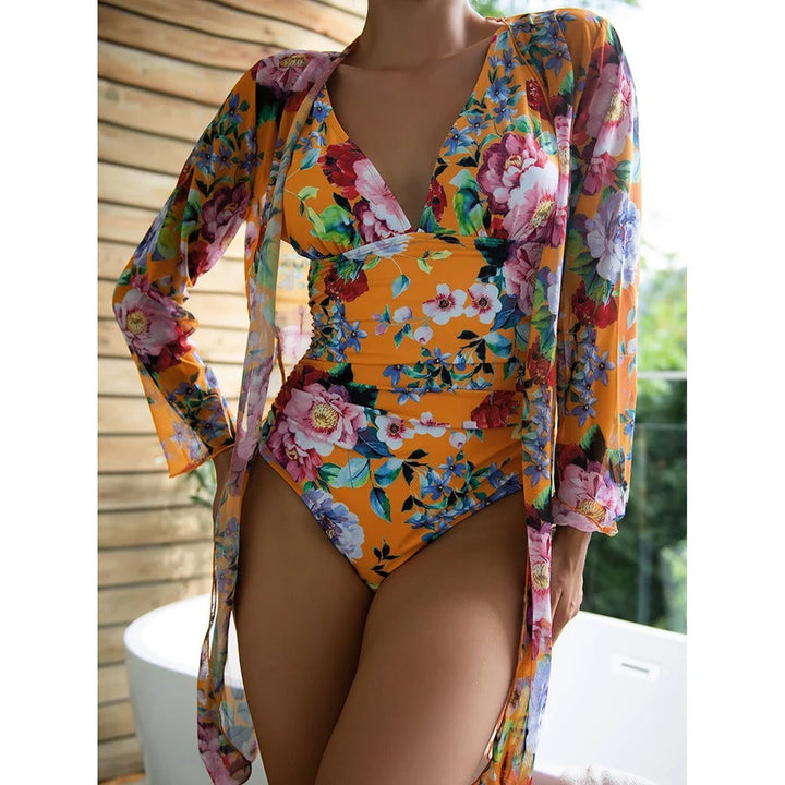 Costume intero floreale arancione con copricostume abbinato, design elegante e colorato, perfetto per moda mare e piscina.