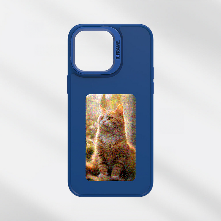 Custodia blu per smartphone con immagine di un gatto arancione. Design elegante, protezione robusta, accessorio perfetto per amanti dei gatti.