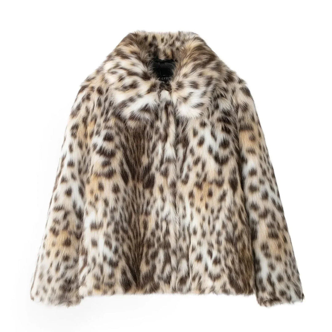 Manteau ample femme en fausse fourrure avec motif animal, coupe confortable et texture douce.