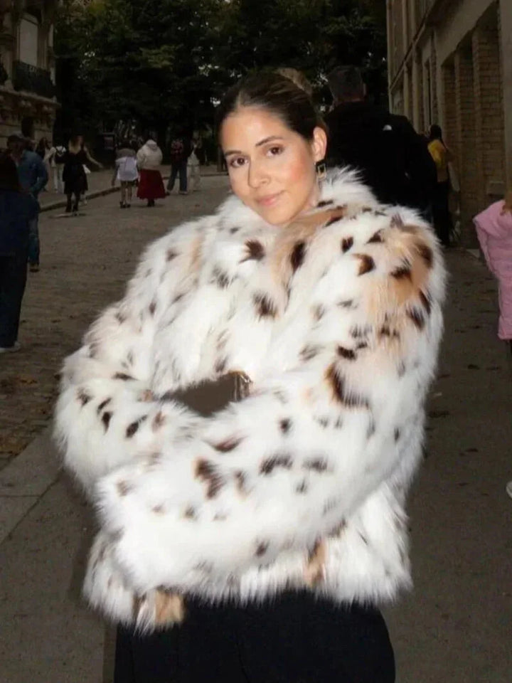 Manteau ample en fausse fourrure blanche avec motif animal, conçu pour les journées fraîches.