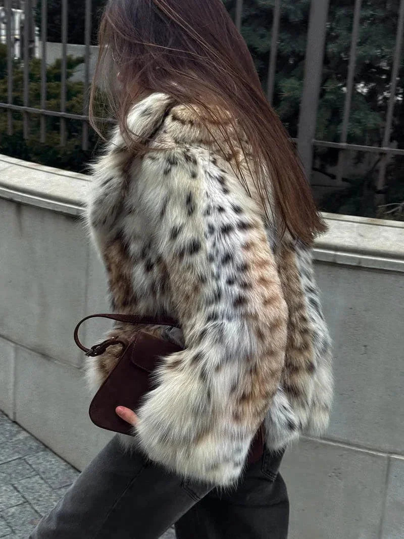 Manteau ample en fausse fourrure marron avec motif animal, parfait pour les superpositions en automne.