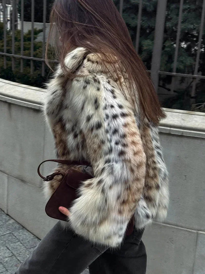 Manteau ample en fausse fourrure marron avec motif animal, parfait pour les superpositions en automne.
