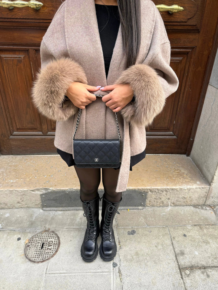 Manteau ceinturé beige pour femme, en tissu plush, avec manches longues pour un confort optimal.