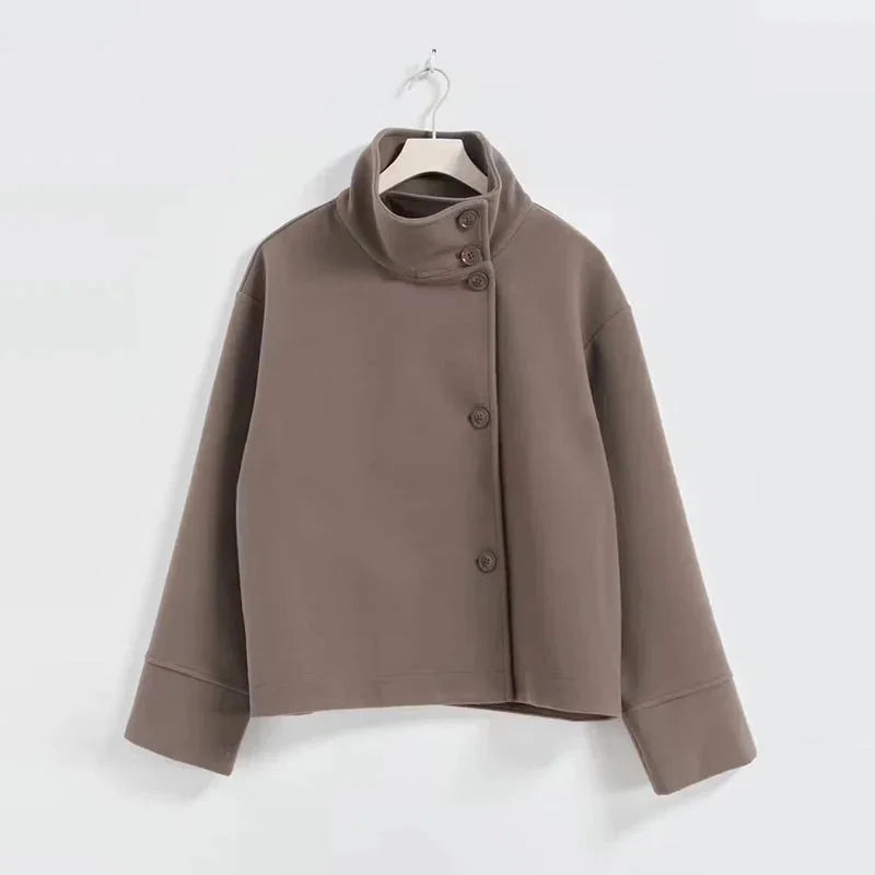 Manteau court femme gris en mélange de laine, avec boutons et col montant.