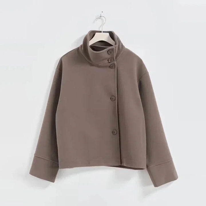 Manteau court femme gris en mélange de laine, avec boutons et col montant.