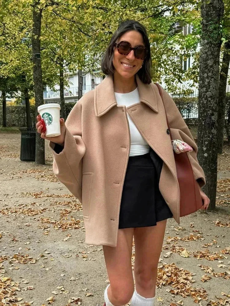 Manteau court oversize beige pour femme en mélange de coton, avec boutons et poches latérales.