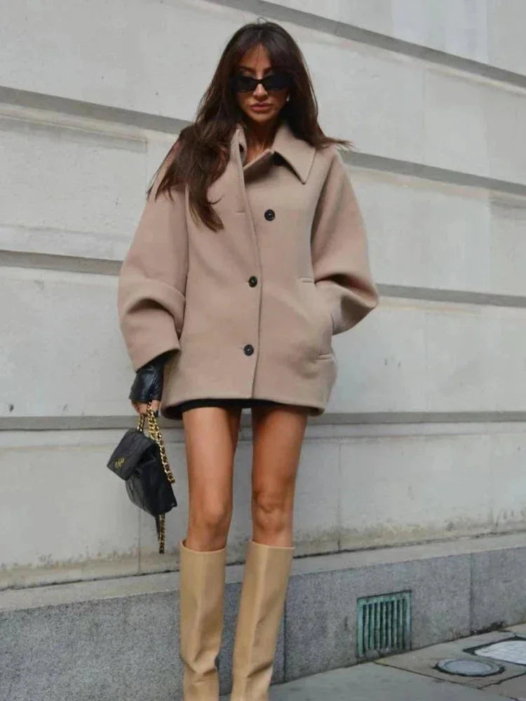 Manteau court oversize beige pour femme, en tissu doux, avec boutons sur le devant.