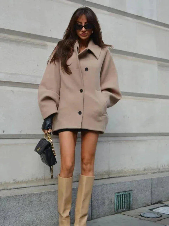 Manteau court oversize beige pour femme, en tissu doux, avec boutons sur le devant.