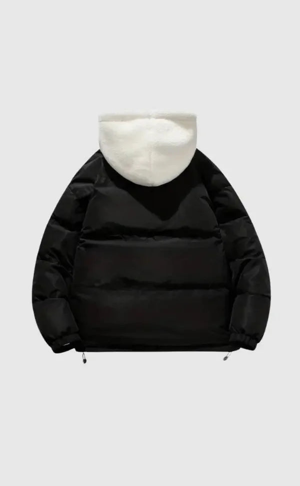 Doudoune d'hiver noire pour femme avec capuche, doublure en fleece et coupe ajustée.